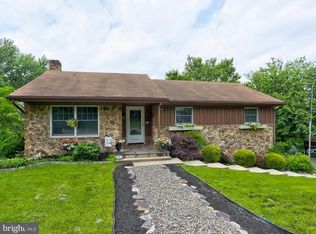 132 Broad St, Akron, PA 17501