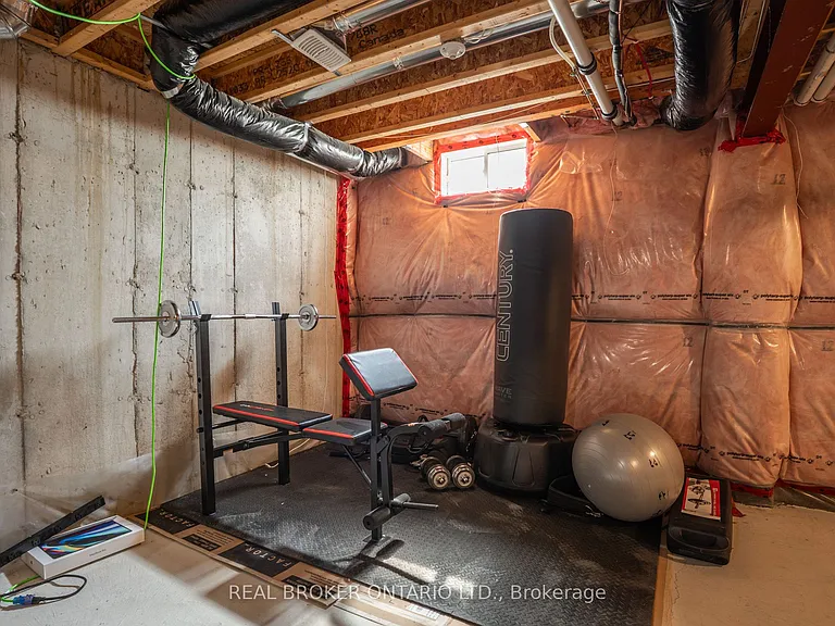 63 Forsyth Cres — Photo 11