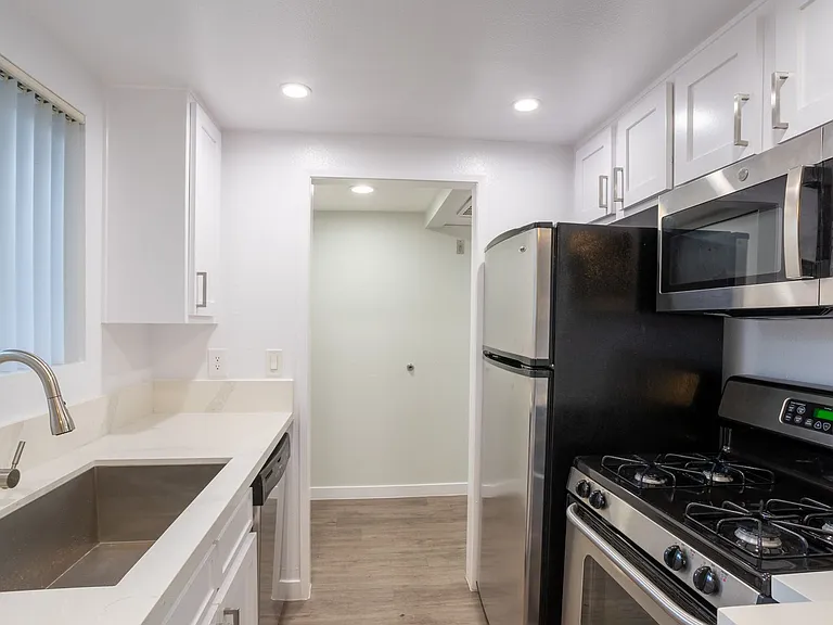110 S Sweetzer Ave — Photo 40