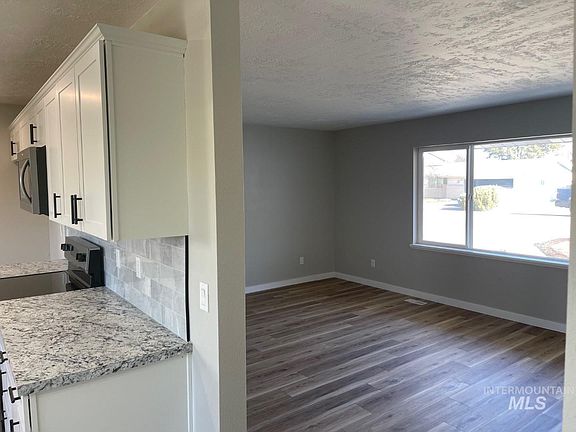 5th image of 2402 Windsor Dr
