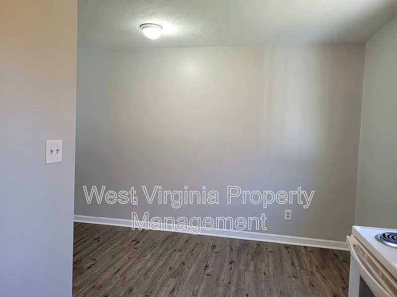 2 bed, 1.0 bath, $1,095 — Photo 4