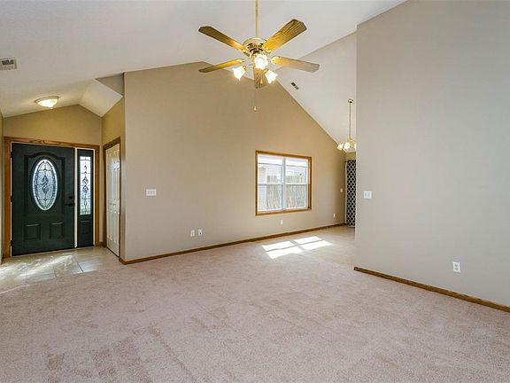 5th image of 511 Iris Ave