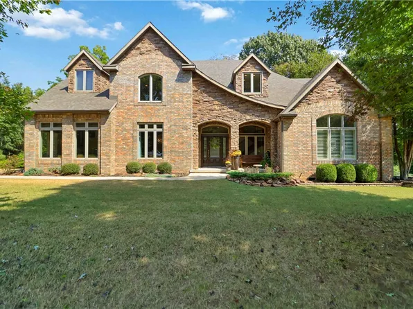 562 Winding Spring Dr, Fayetteville, AR 72703