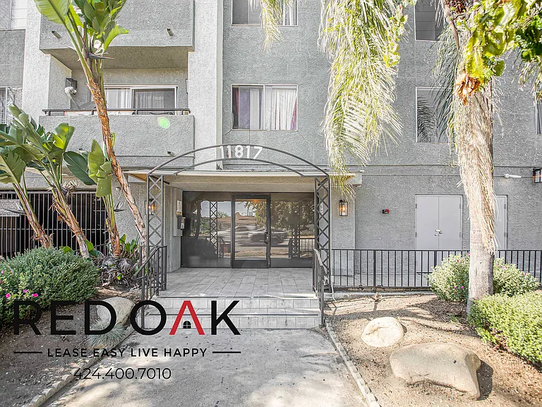 11817 Victory Blvd — Photo 10