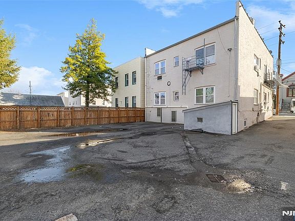 3rd image of 467 Hudson St