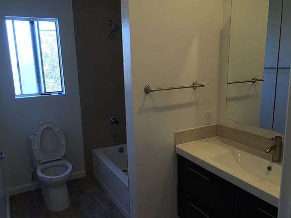 Upstairs Bath #1 (both are the same)