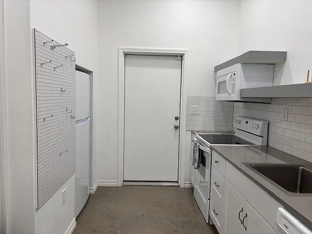 17307 Old TX 81 - D — Photo 2