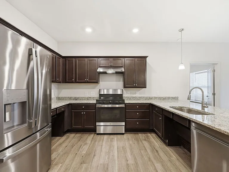 190 Grove Cir #104 — Photo 33