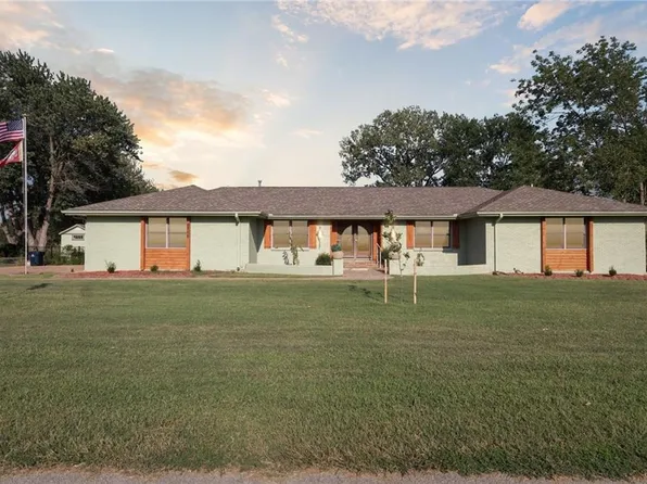 2712 Country Club Cir, Independence, KS 67301