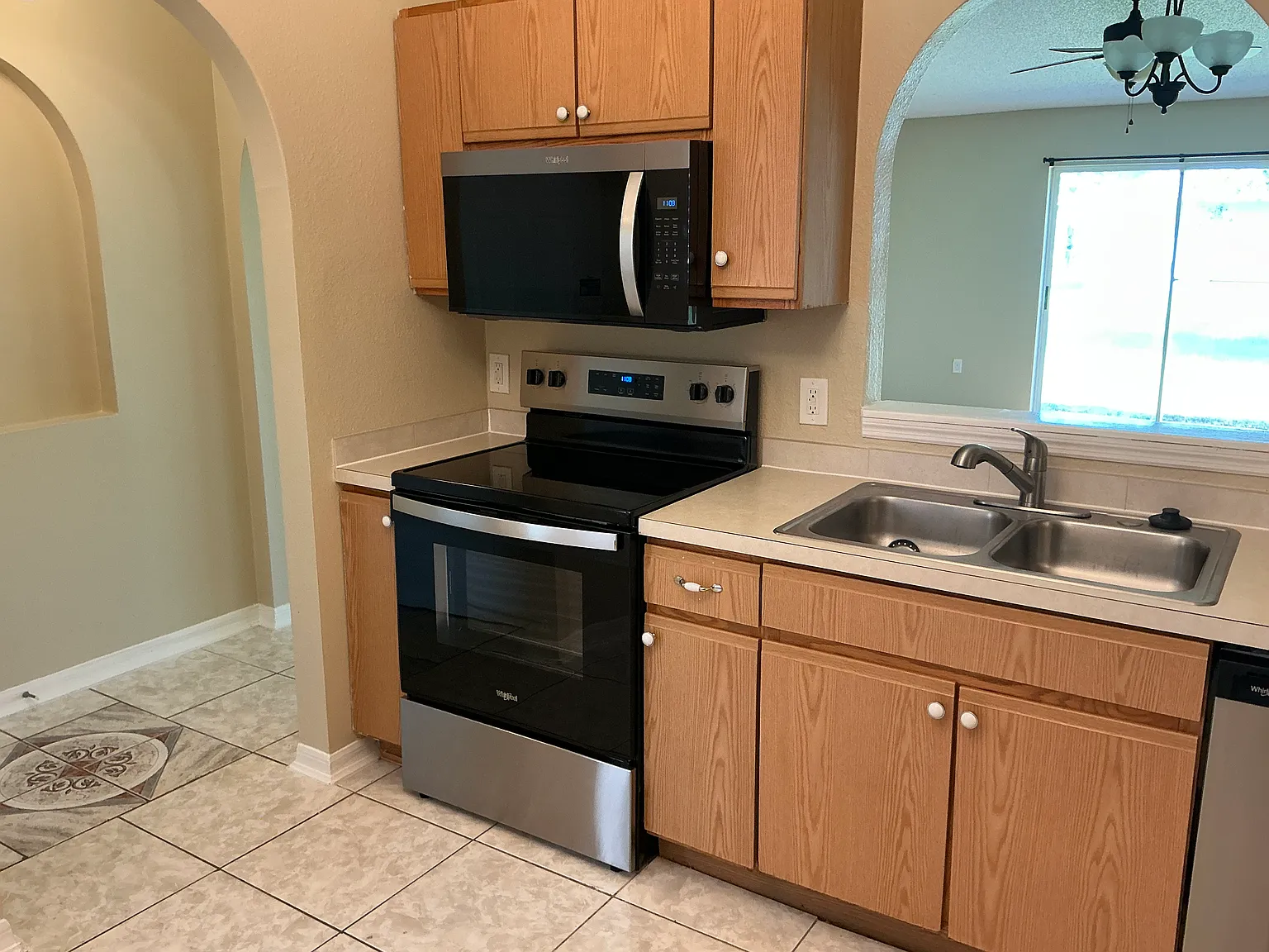 3 bed, 2.0 bath, 1268 sqft, $2,235 — Photo 4