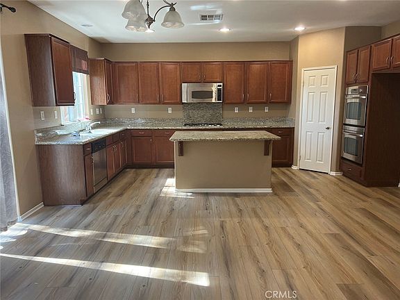 5th image of 40485 Amesbury Ln