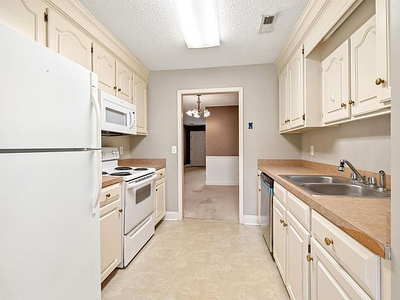 5th image of 3540 Landmark Dr