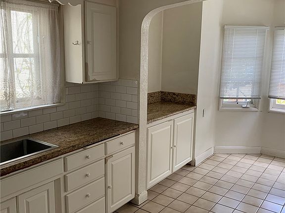 4th image of 127 Roycroft Ave