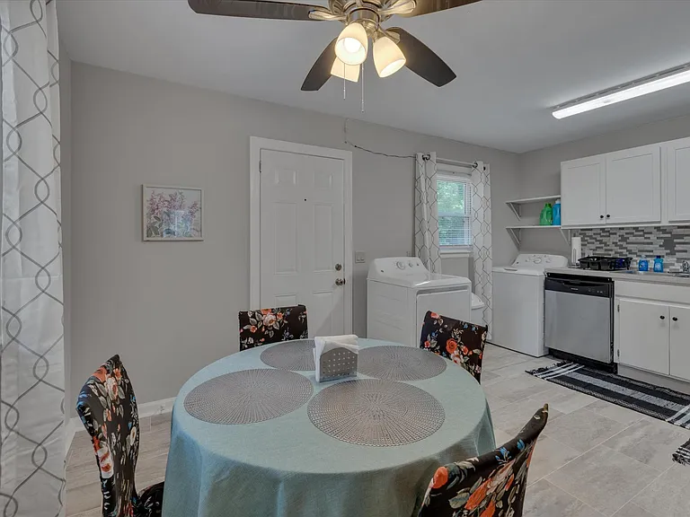 815 W Markham Ave #B — Photo 8