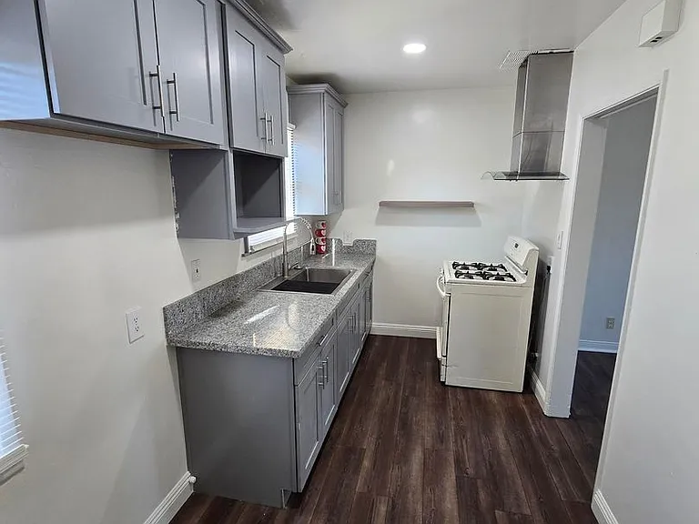 260 W 18th St — Photo 9