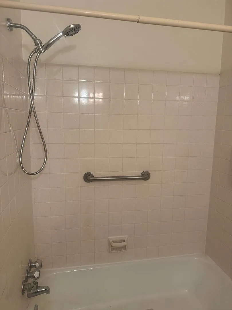 Spacious 3BR Condo in Bryn Mawr — Photo 4