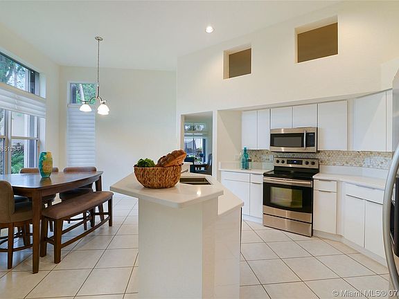 3rd image of 2521 Bay Pointe Ct