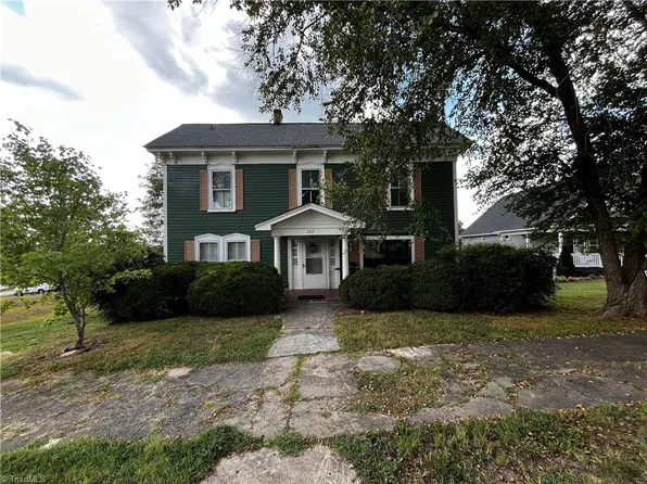 207 Summit St, Walnut Cove, NC 27052