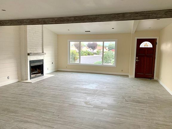 Living room
Prior paint color