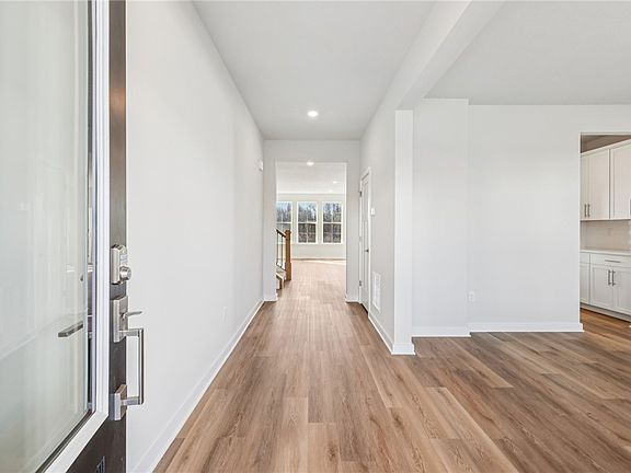 5th image of 412 Barons Ct