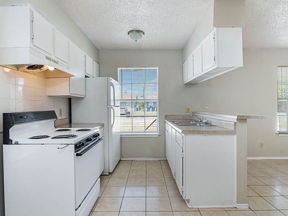 3rd image of 814 W Olmos Dr
