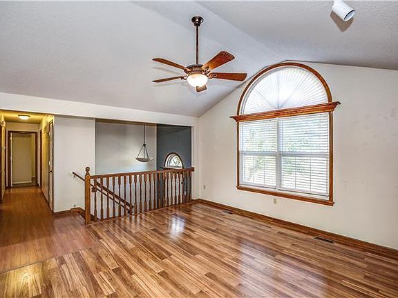 4th image of 915 Hereford Dr