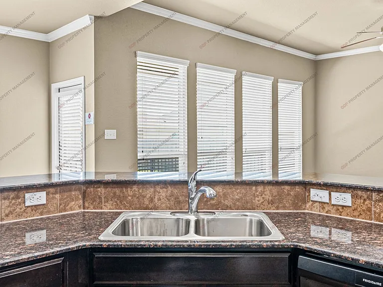 5607 Blackstone Dr — Photo 17