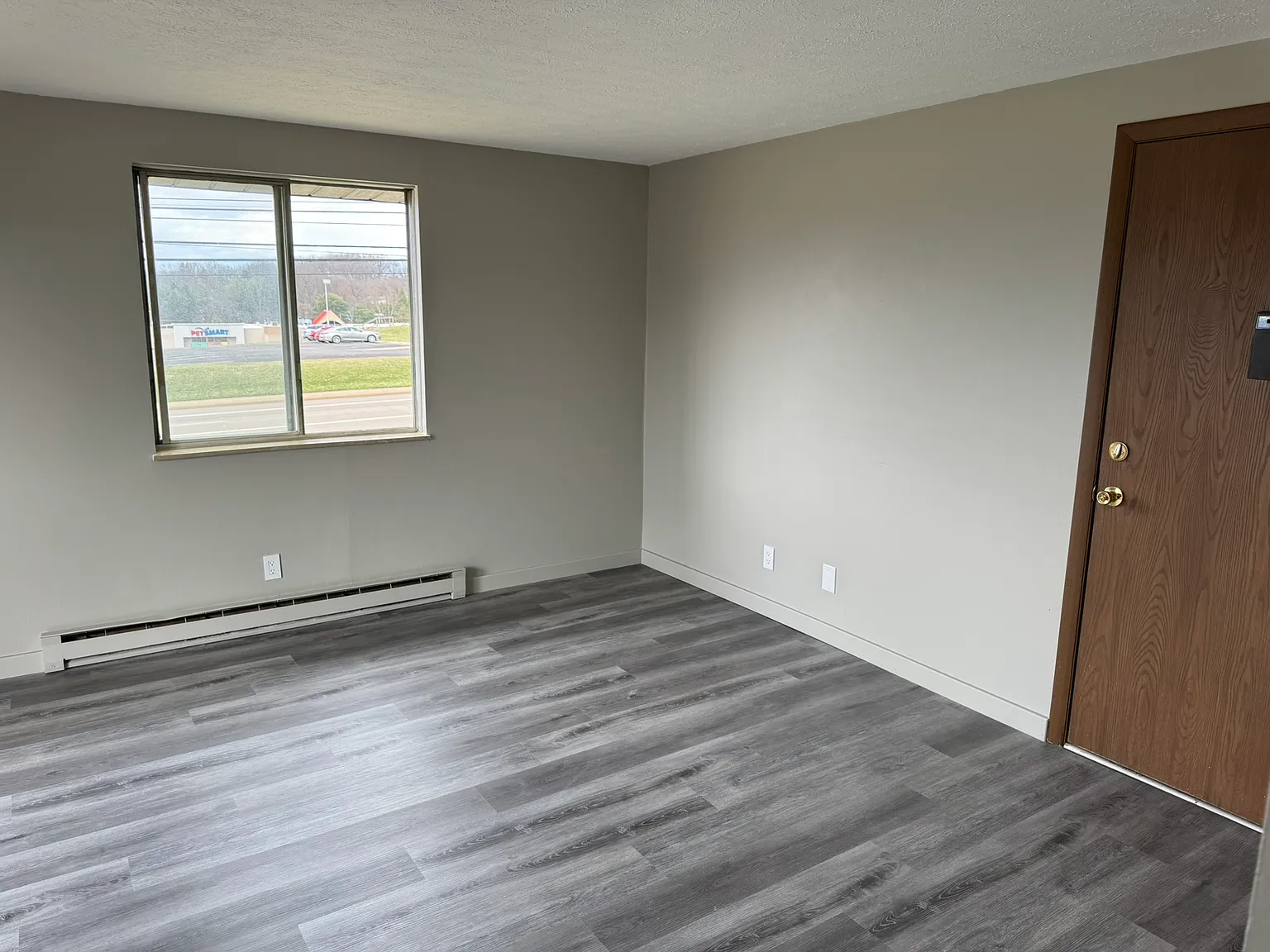 2005 Lincoln Way E — Photo 2