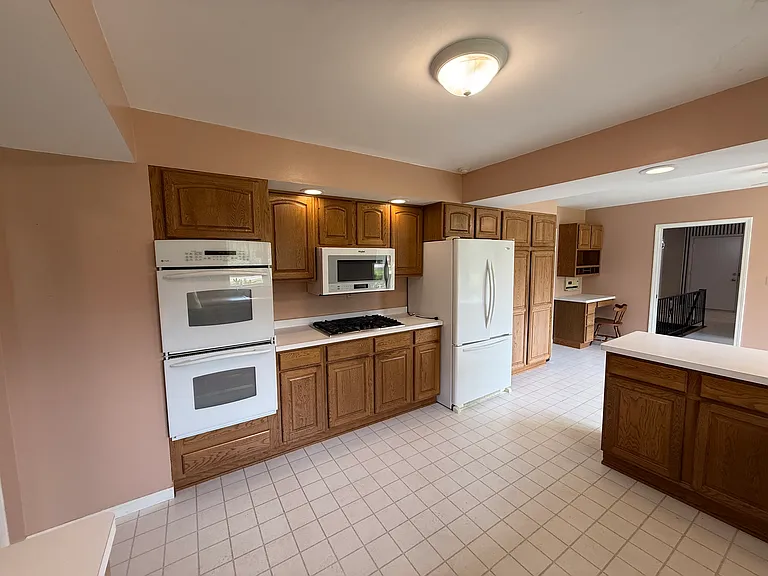 579 Colby St — Photo 15