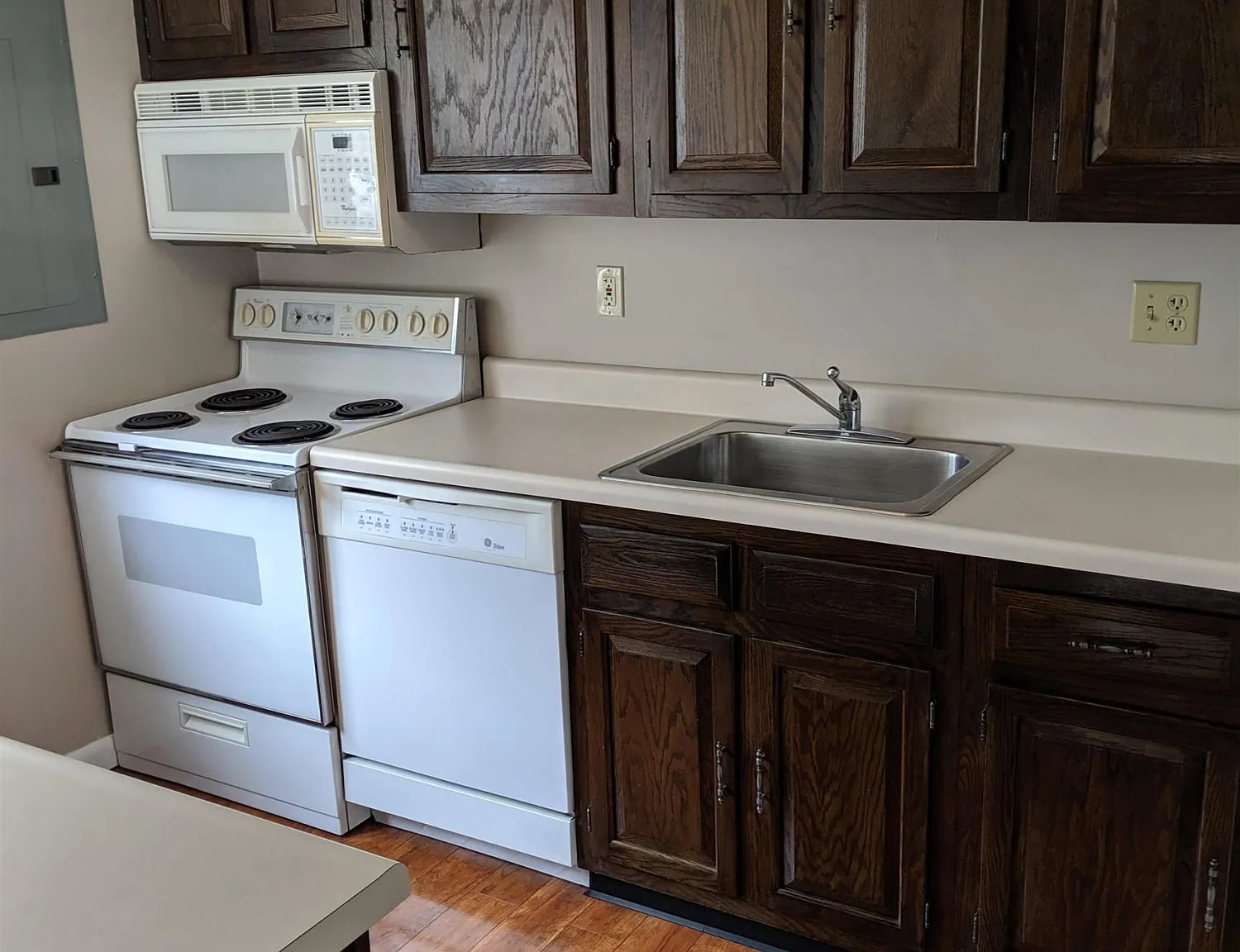 2 bed, 1.5 bath, 1064 sqft, $1,600 — Photo 3