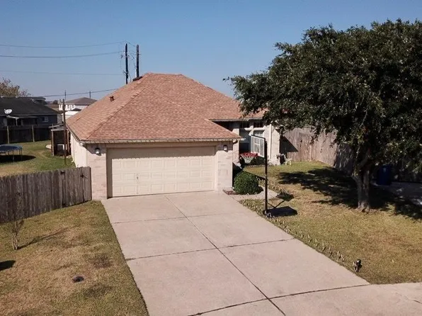 105 Belle Ct, Port Lavaca, TX 77979