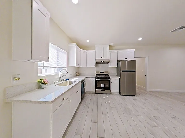 10572 Chamberlain Ave — Photo 4