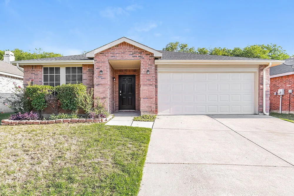 4 bed, 2.0 bath, 2093 sqft, $2,180 — Photo 1