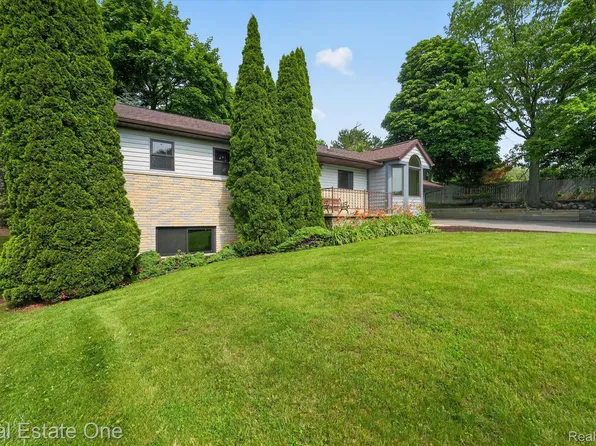 30691 Rainbow Dr, New Hudson, MI 48165