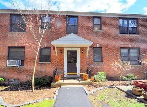 Country Club Ridge is a garden style complex with a swimming pool, grilling areas and free parking permits.  The complex is one of the closest to the Hartsdale Metro North train station and shops.  Only 35 minutes to Grand Central Terminal.