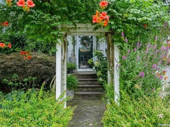 2984 Roxbury Road, Oceanside, NY 11572