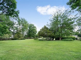 4 Iron Gate Ln, Cromwell, CT 06416