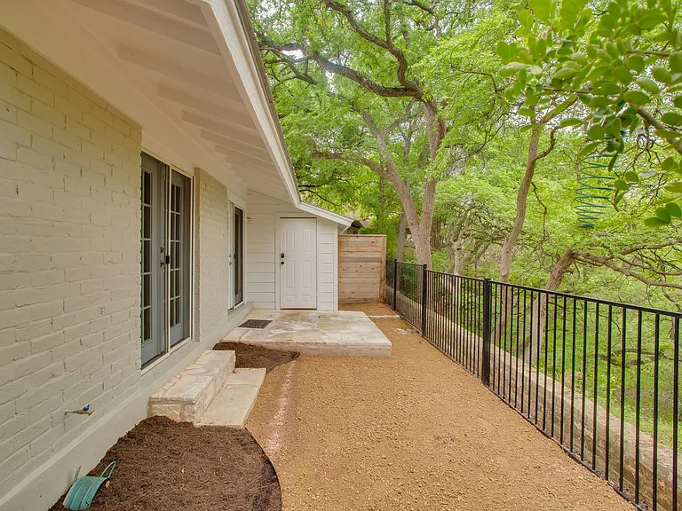 2300 Trailside Drive — Photo 4
