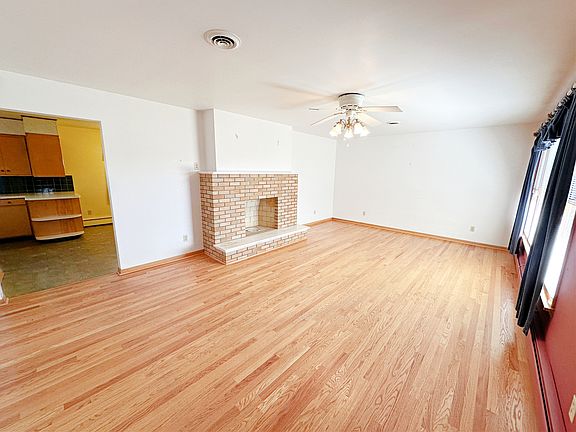3rd image of 704 Dorth St
