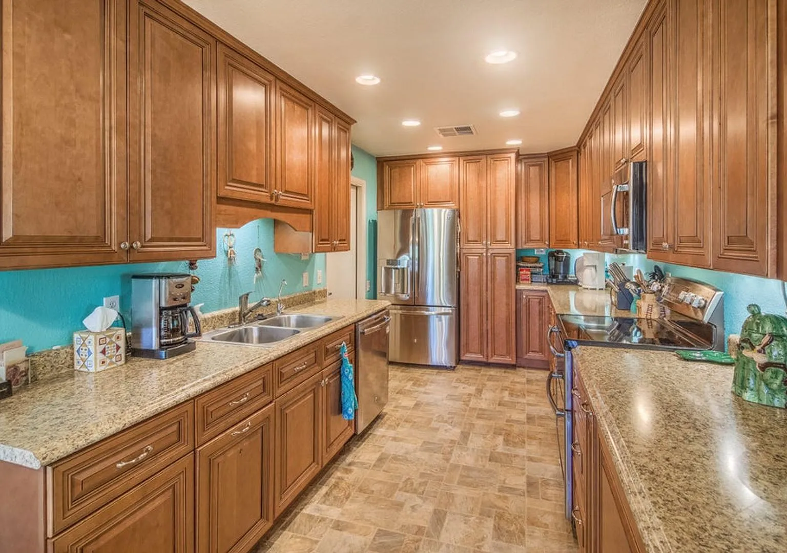 Welcome to this charming 2-bedroom, 2-bathroom home located in the vibrant 45+ Active Adult Resor... — Photo 2