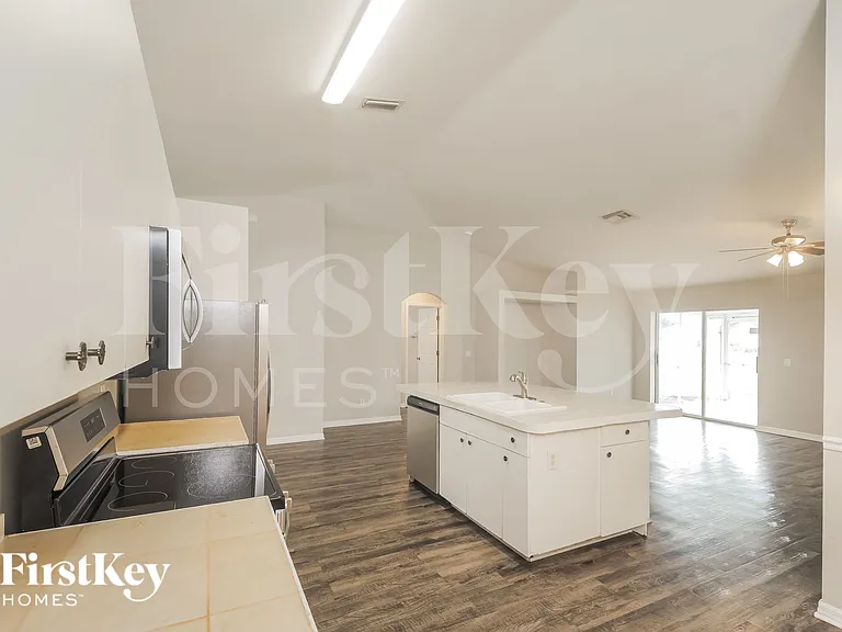 1229 SW 18th Ave — Photo 5