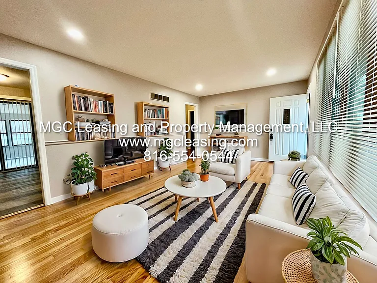 102 SE 9th St — Photo 2
