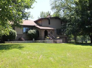 909 S Main St, Eureka, IL