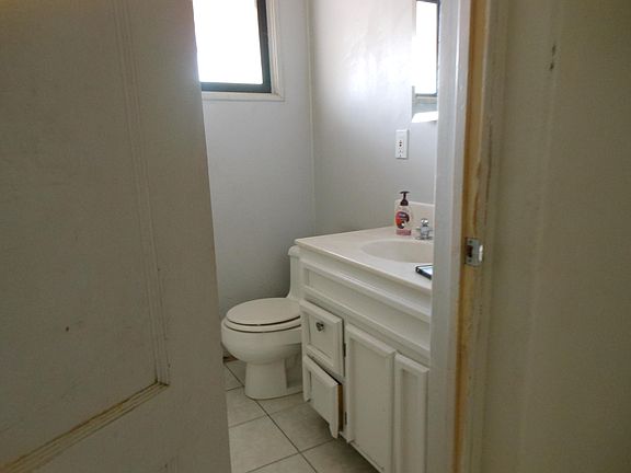 3rd image of 1834 Glenpark St