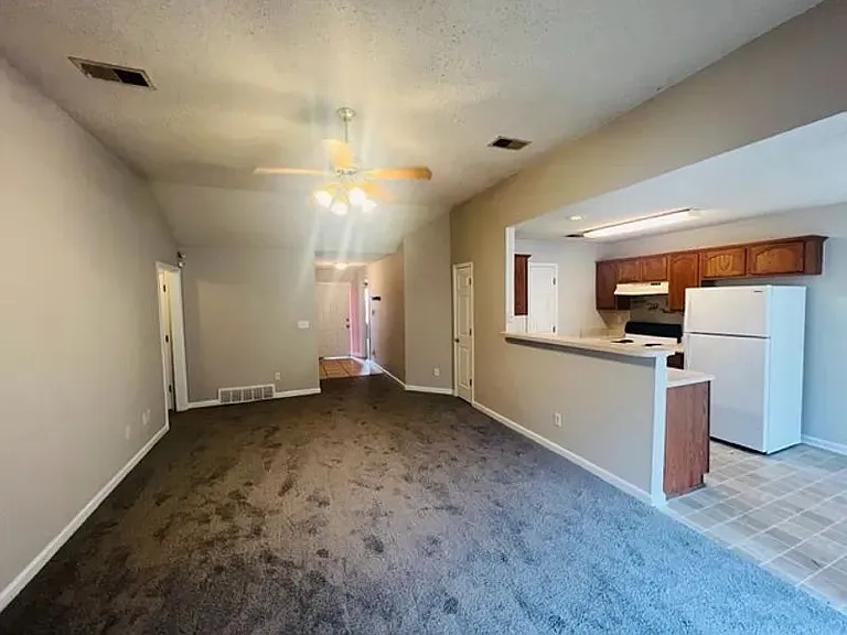 1201 Breezy Valley Dr — Photo 4