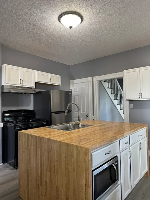 3 bed, 1.5 bath, 1593 sqft, $2,300 — Photo 1