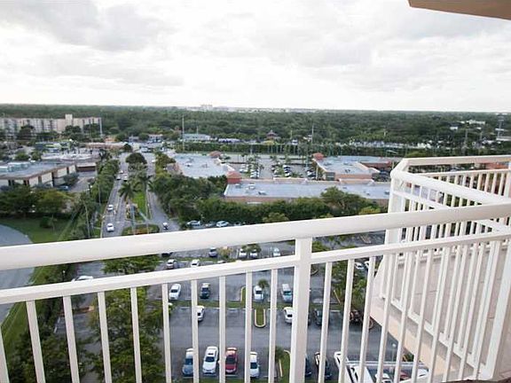 4th image of 18011 Biscayne Blvd #15051