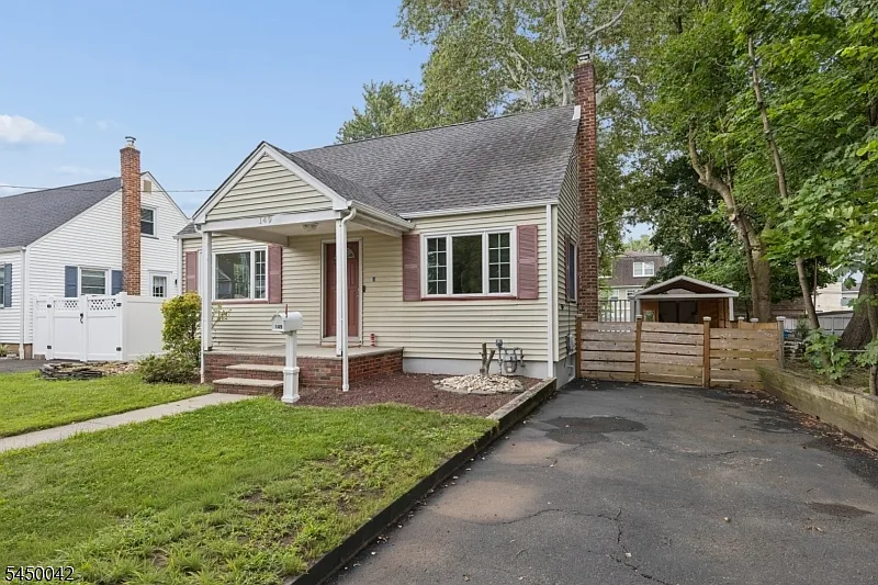 3 bed, 1.0 bath, $3,950 — Photo 2