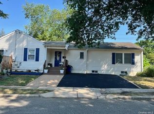 301 Laurel Rd, Northport, NY 11768