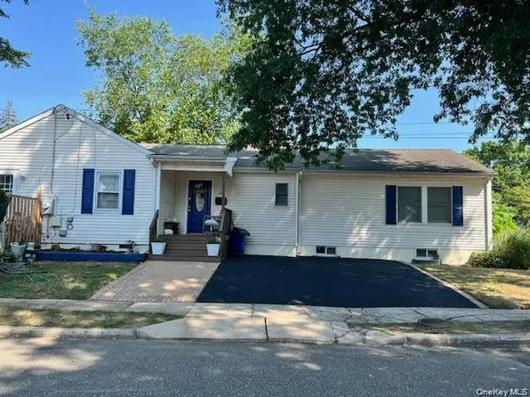 301 Laurel Rd, Northport, NY 11768